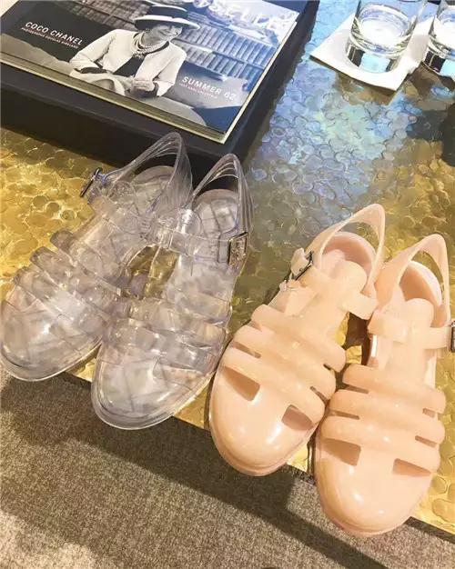 一双塑料凉鞋4000元！洗澡筐4300元！看着这些时尚大牌的新款，才明白我妈从小把我当公主！