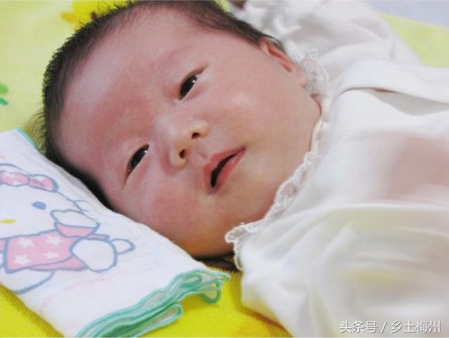 小孩长痱子能用艾草水洗吗,一岁宝宝长痱子能够洗十滴水吗