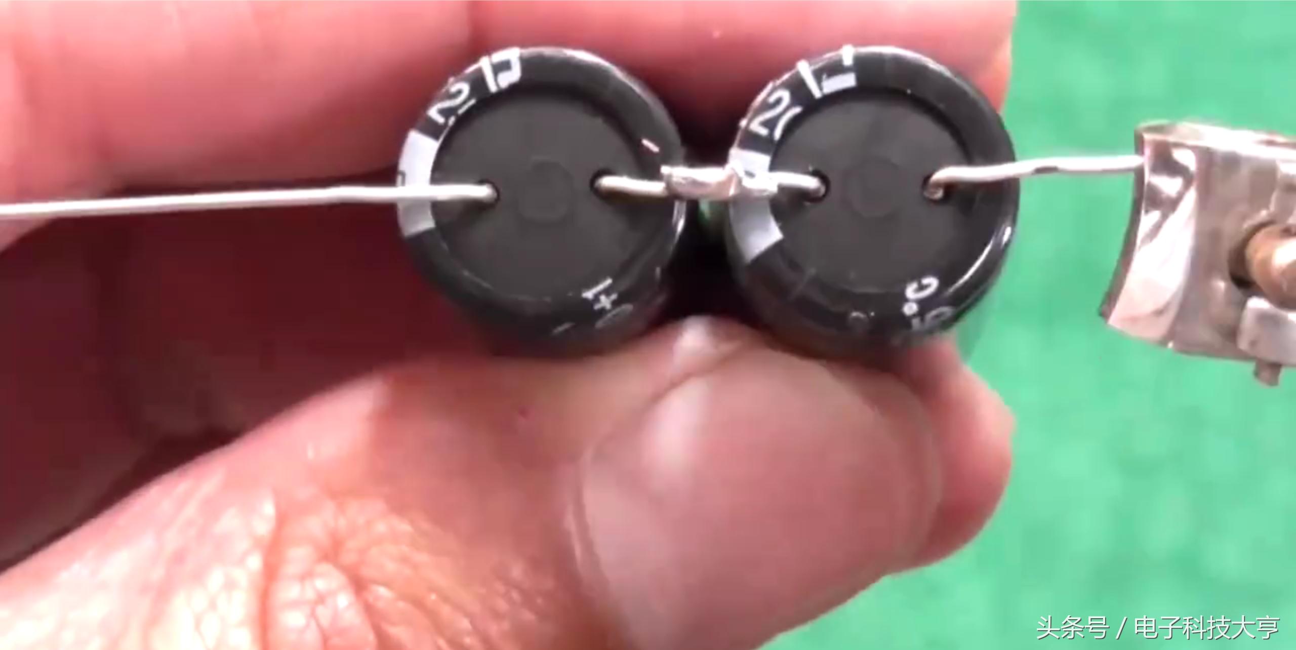 最简单的升压电路只需要一个电容,四个元件自制升压电路