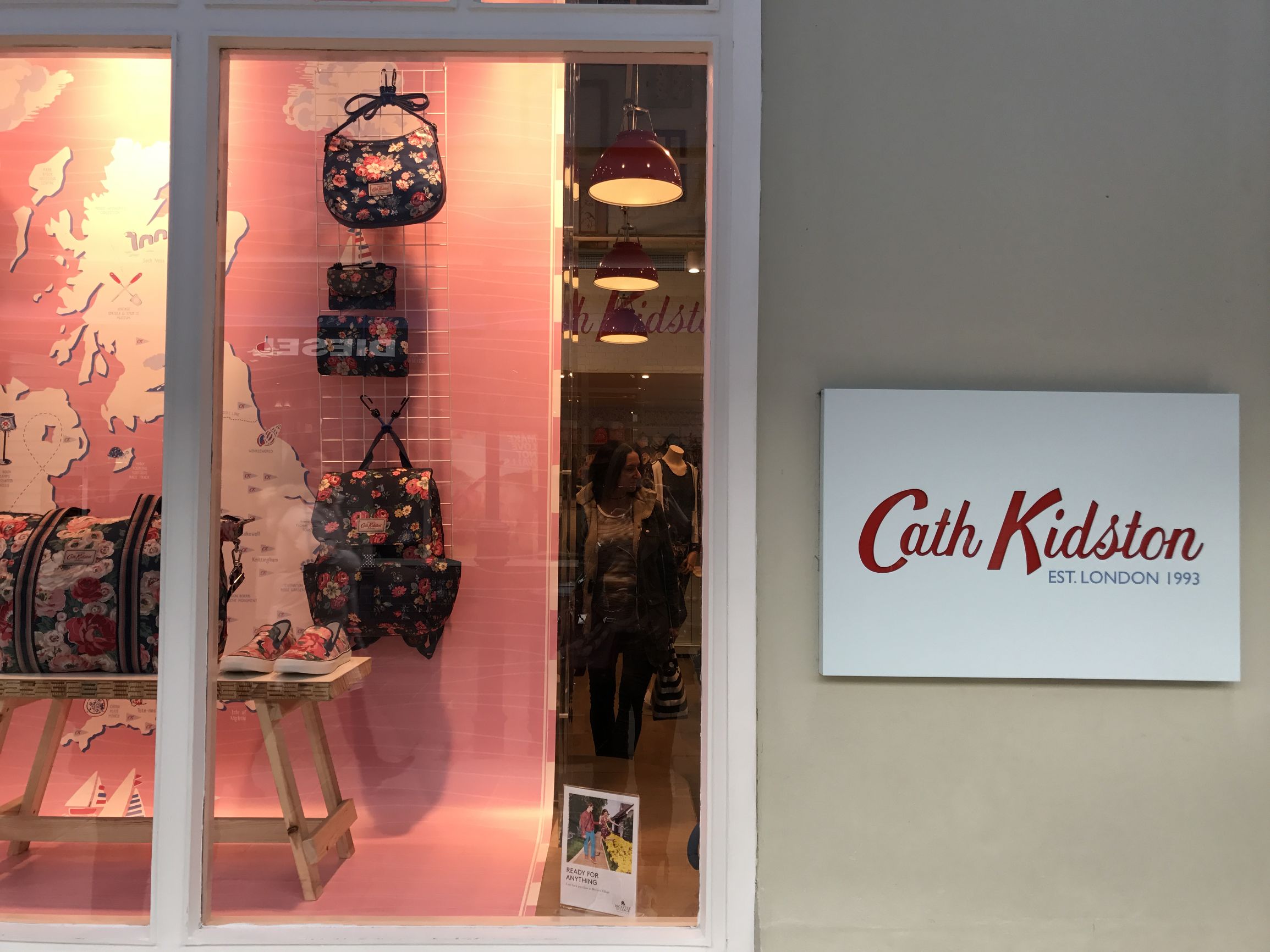 镶金边的高跟鞋！凯特妃最爱，老佛爷钦点，女星们集体买买买！