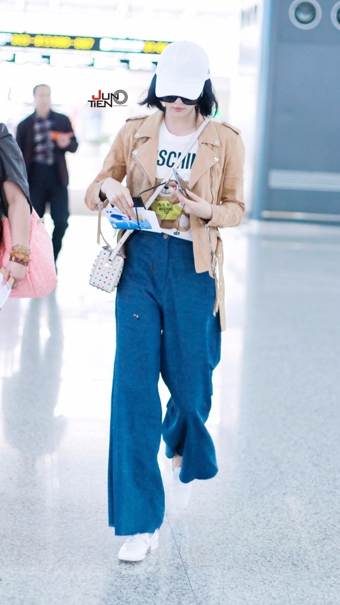 推荐几件夏天的t恤,今年夏天最流行的几件t恤