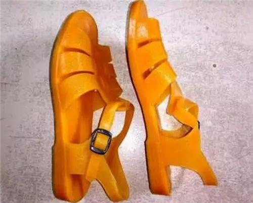 一双塑料凉鞋4000元！洗澡筐4300元！看着这些时尚大牌的新款，才明白我妈从小把我当公主！