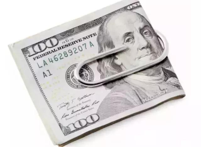 Prada卖185美刀的回形针被群嘲，那你让LV、爱马仕、superme怎么办？