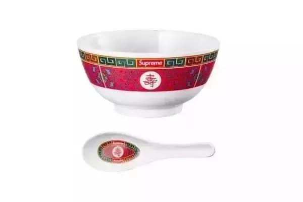 Prada卖185美刀的回形针被群嘲，那你让LV、爱马仕、superme怎么办？