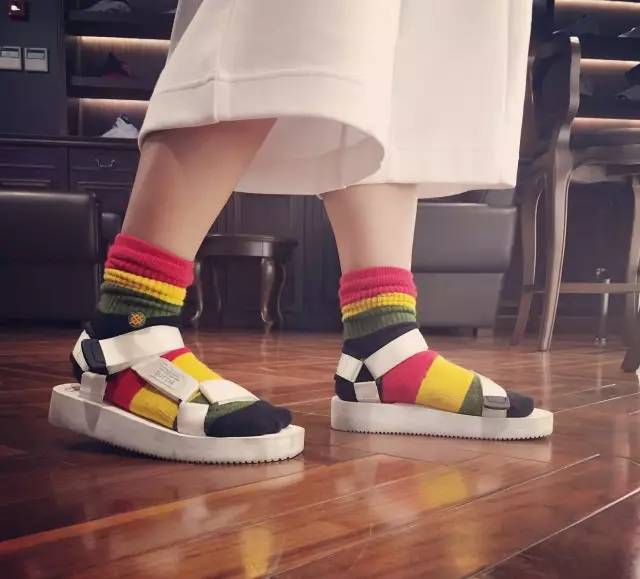 作为一个有品位的女人,品质生活从一双拖鞋也能够开始