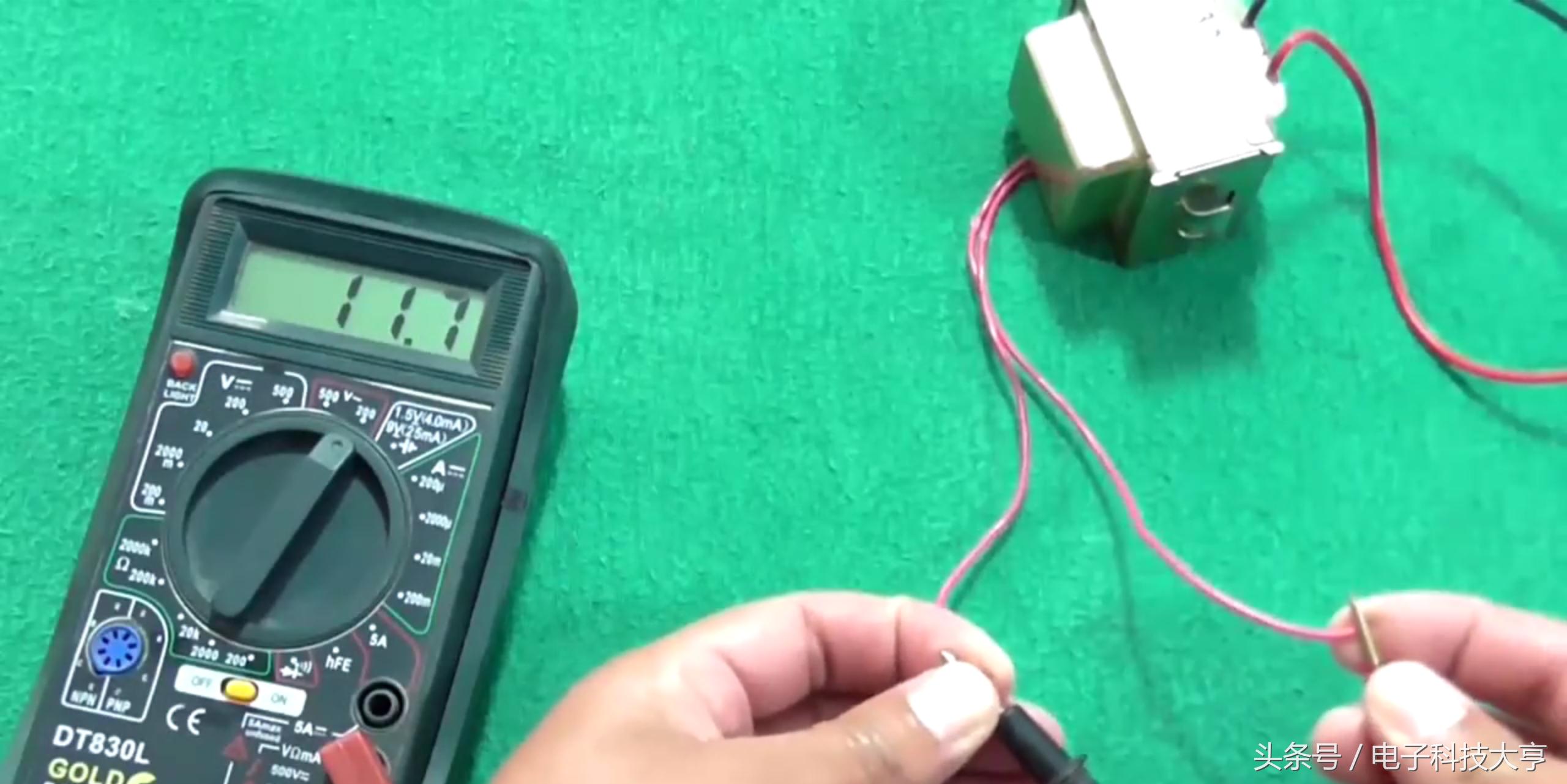 最简单的升压电路只需要一个电容,四个元件自制升压电路