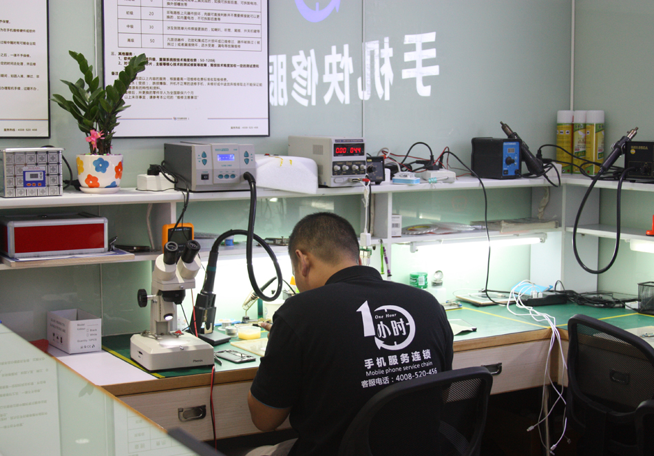 修手机摔黑屏的完全视频,手机摔了一下开不了机一直白苹果