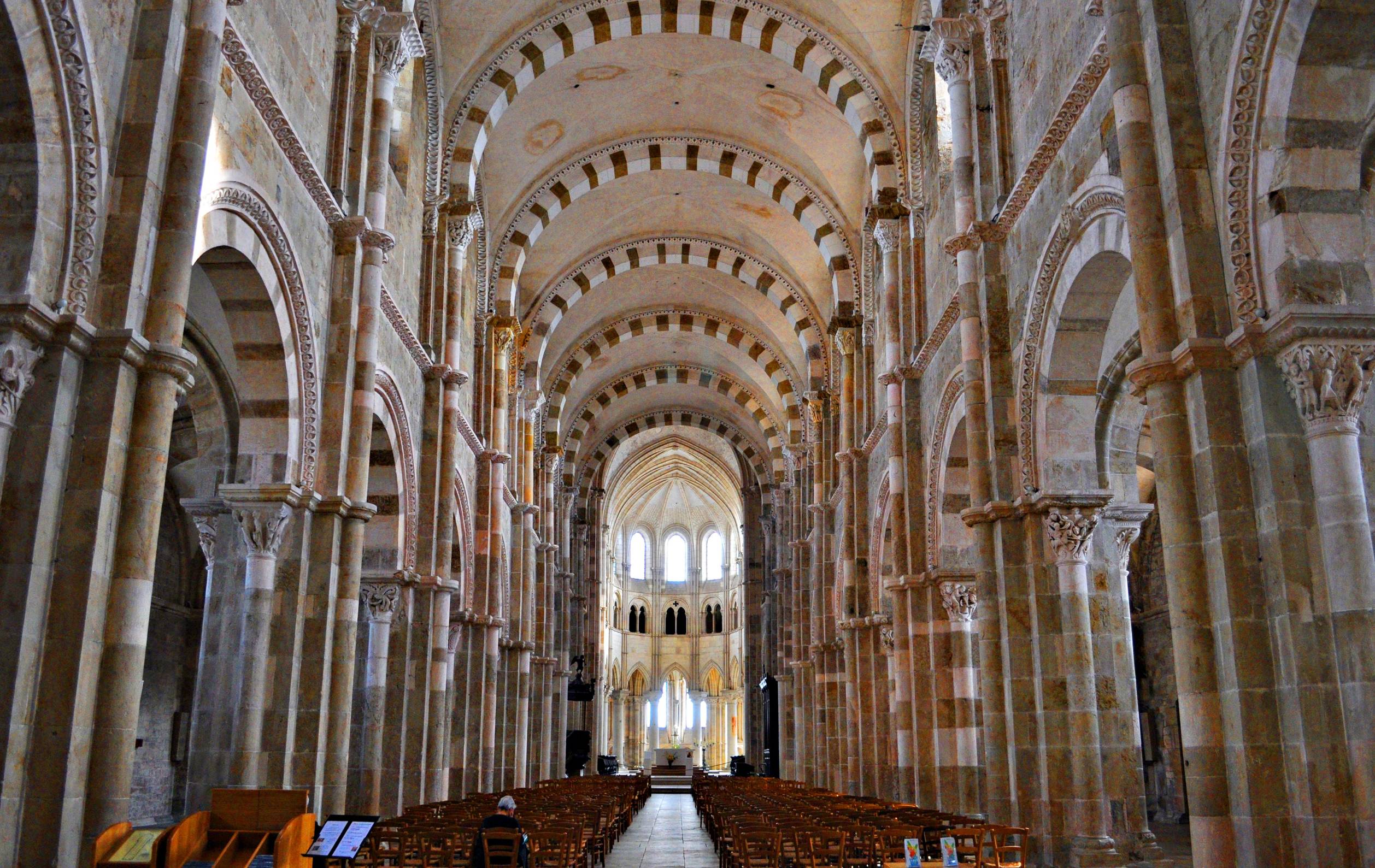 这个神秘又秀丽的法国弹丸小城，曾与耶路撒冷、梵蒂冈、圣雅克齐名，贵为世界宗教圣地