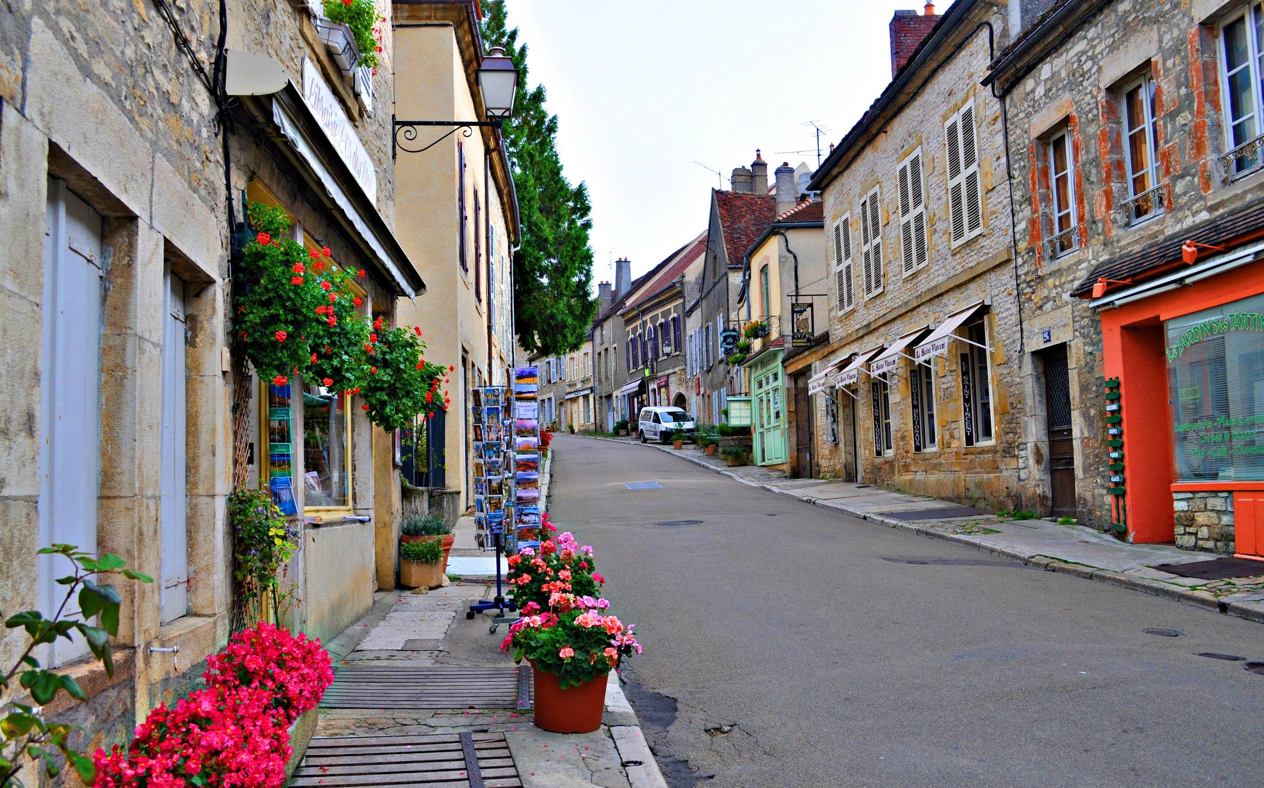 这个神秘又秀丽的法国弹丸小城，曾与耶路撒冷、梵蒂冈、圣雅克齐名，贵为世界宗教圣地