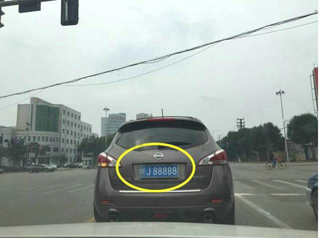 等红灯时被后面的车撞,等红灯时被后来车辆撞出去十几米