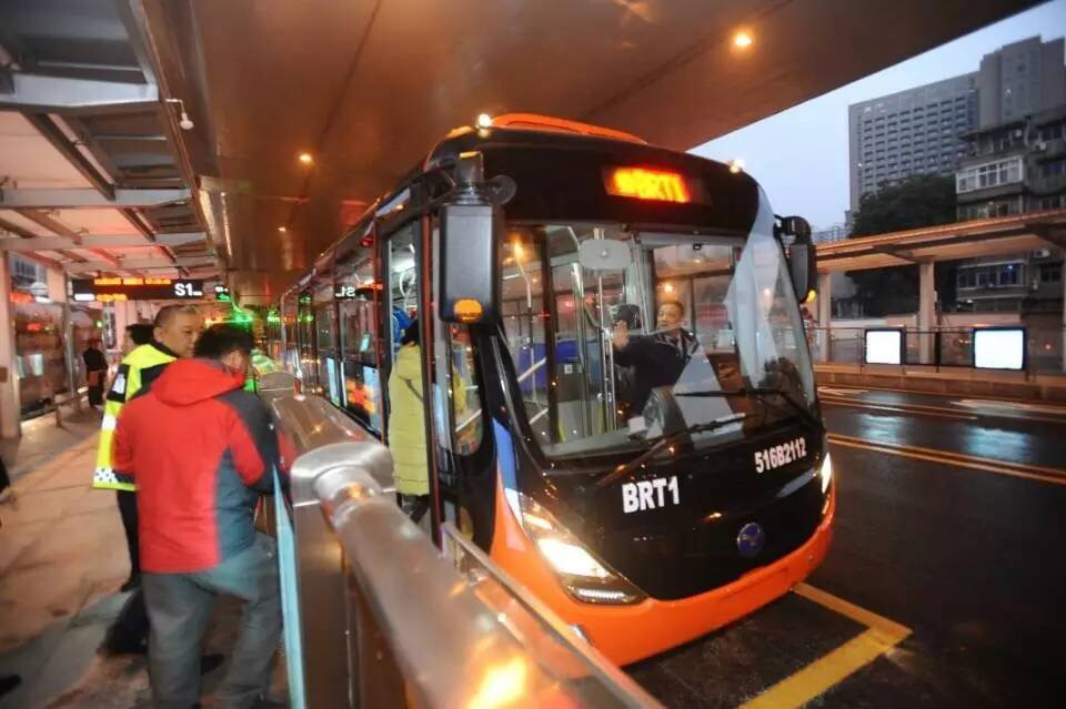 中国首条双快模式的快速公交,快速公交和普通公交区别