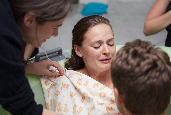 紧急情况分娩去医院流程,孕妇突然分娩在家接生