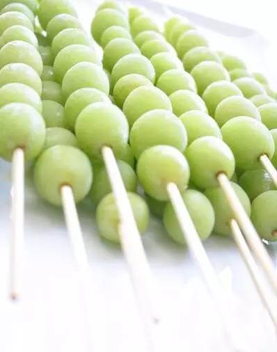 怎么吃葡萄不吐葡萄皮呢,如何吃葡萄不吐葡萄皮