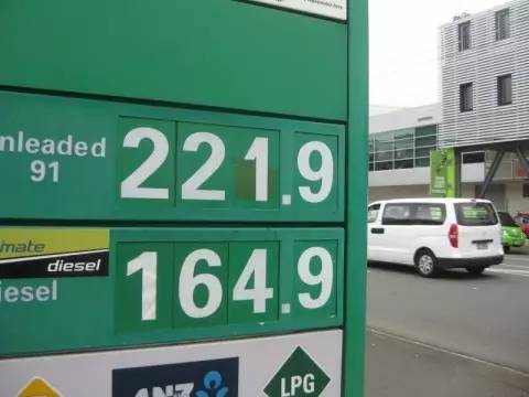 目击者称章莹颖曾在小镇兜售首饰；留学中介造假每年收入破亿；新西兰油价发达国家中最高；海航新制服被外媒盛赞