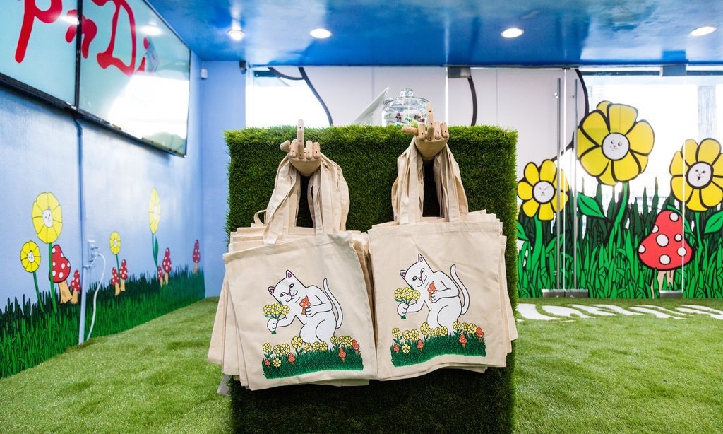 中指猫和supreme联名的卫衣,supreme和中指猫联名