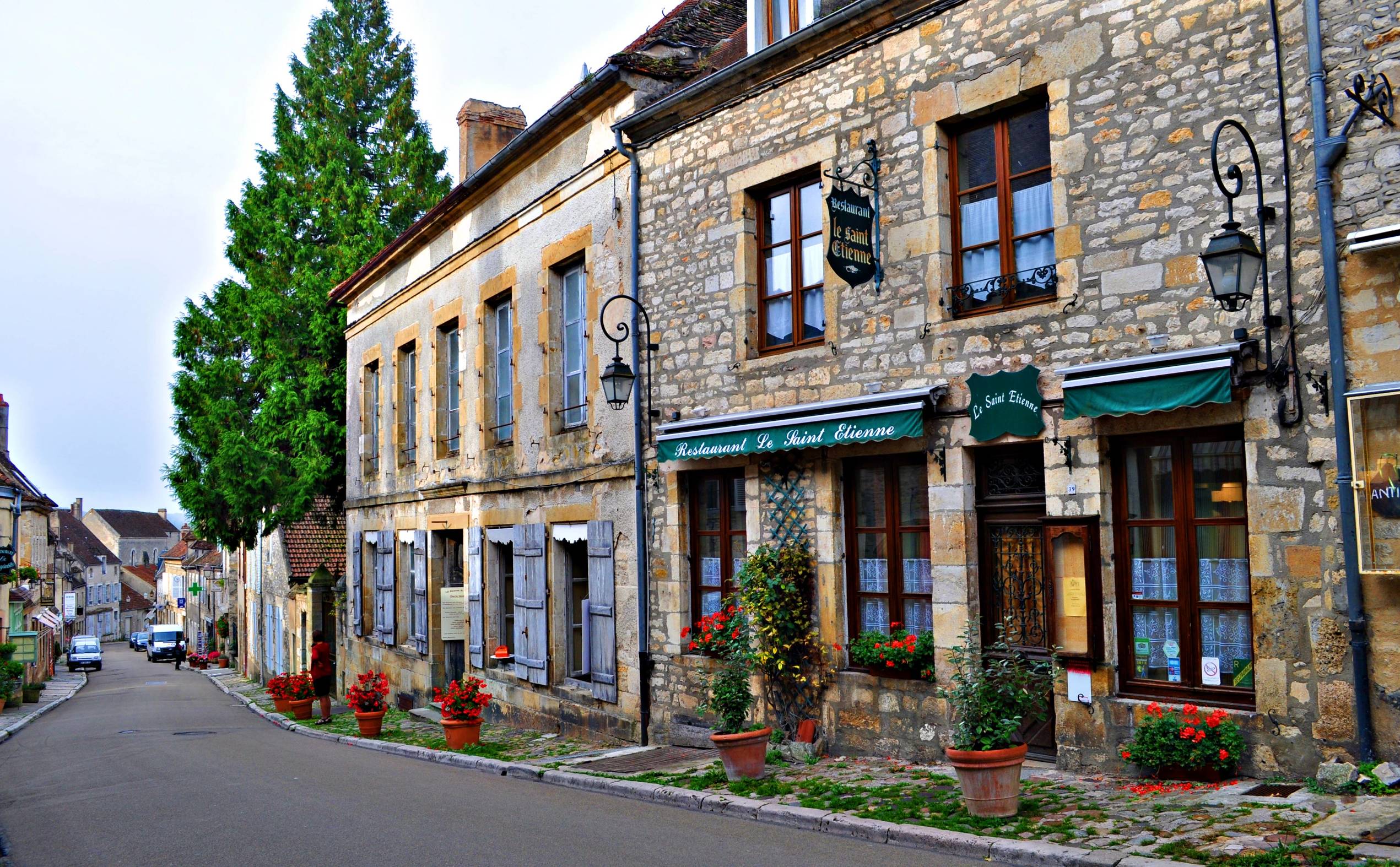 这个神秘又秀丽的法国弹丸小城，曾与耶路撒冷、梵蒂冈、圣雅克齐名，贵为世界宗教圣地