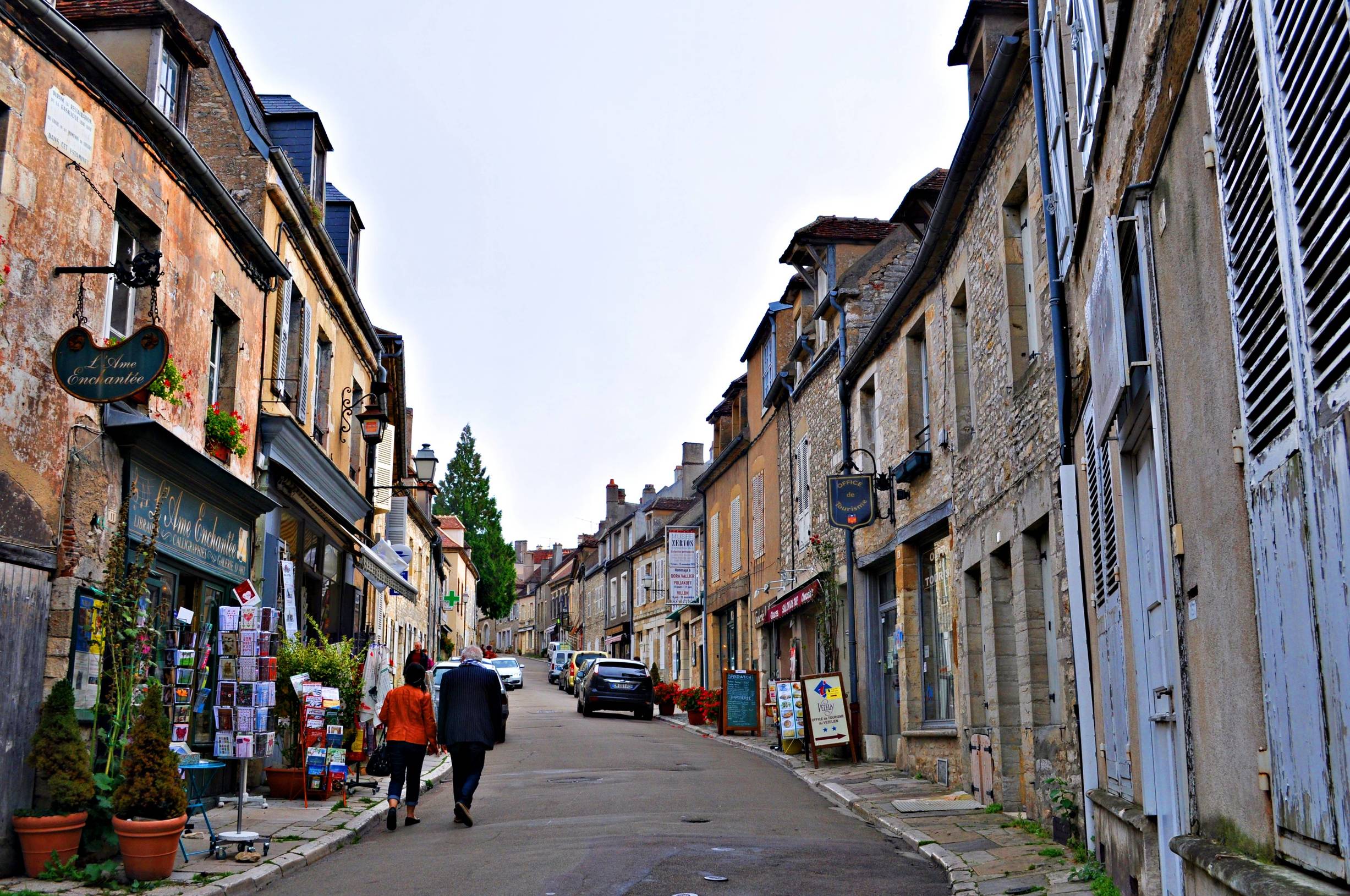 这个神秘又秀丽的法国弹丸小城，曾与耶路撒冷、梵蒂冈、圣雅克齐名，贵为世界宗教圣地