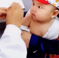 五岁孩子打针哭闹表情,小孩打针时搞笑的表情