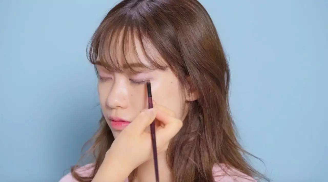 怎样化妆不会浮妆,夏天晕妆的正确化妆方法