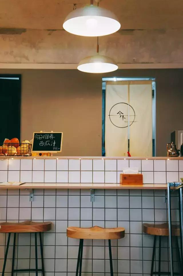 全武汉的轻食店就他任性，开在都是五金店的*意民**一路，竟然生意爆棚，什么来头？