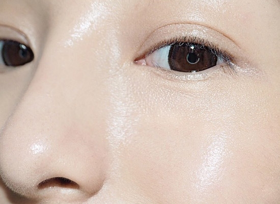 挤完痘痘能够抹精华吗,挤完痘痘能够抹其他皮肤吗