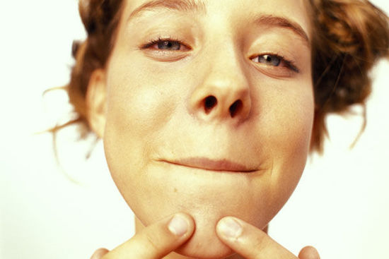 挤完痘痘能够抹精华吗,挤完痘痘能够抹其他皮肤吗