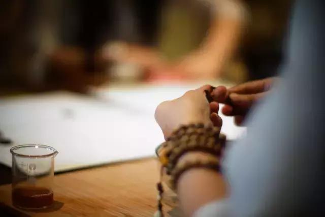 眉弯新月，慢绾青丝发