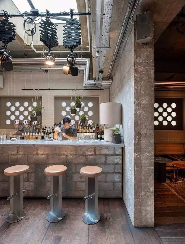 他是酒店界的乔布斯，一手创造出全世界最酷的酒店，还把跨界玩到极致