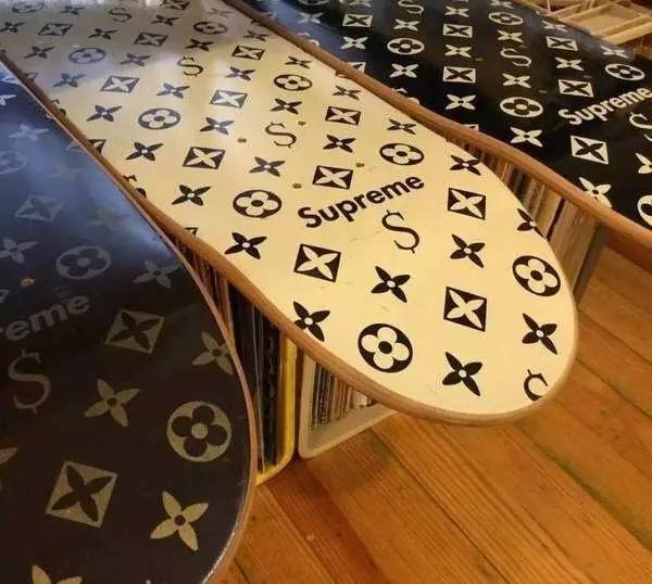 lvsupreme联名款牛仔外套,lv衣服上面有个supreme联名是真的吗