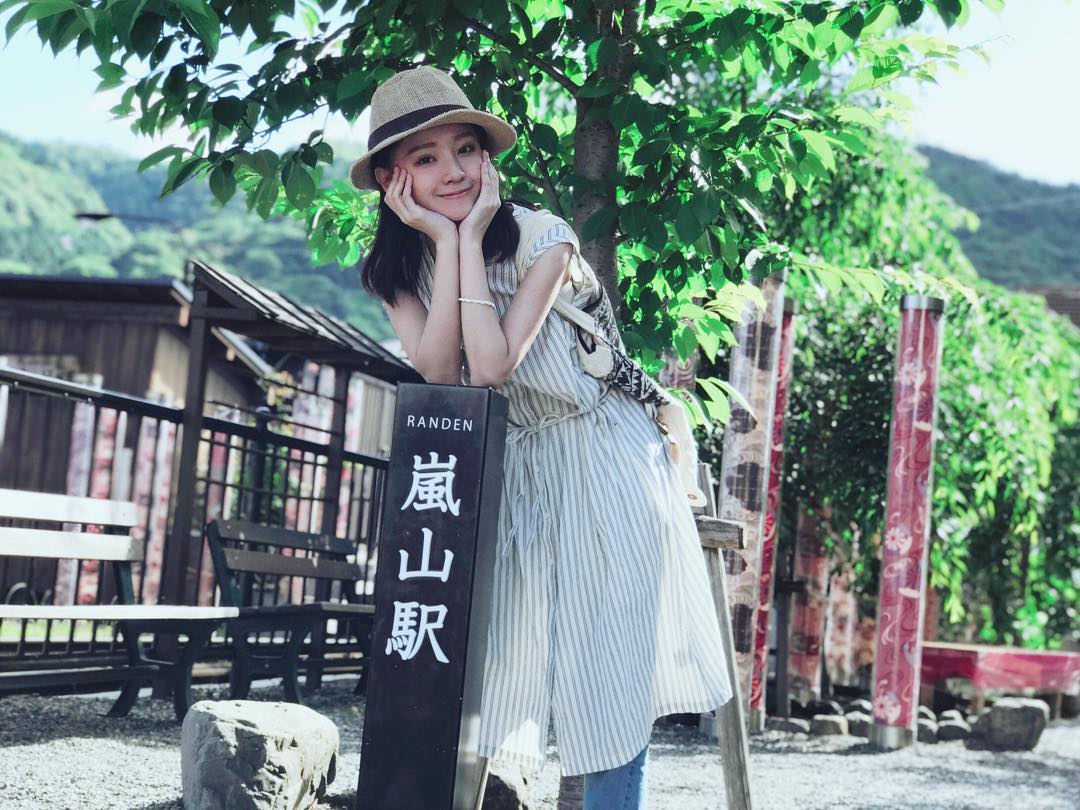 蓝色草帽海边度假,玩转海边度假风