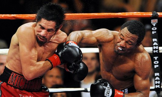 赛场作弊,拳套里塞东西作弊的拳王