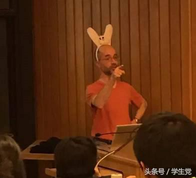 大学老师只要奇葩起来，高中老师都只能靠边站