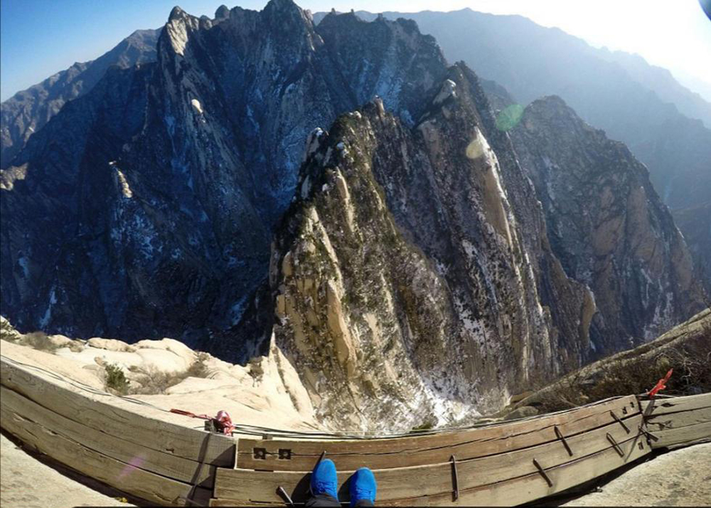世界上最恐怖的栈道：由30多厘米宽的木板和条石搭建，上是悬崖绝壁，下是万丈深渊，仅靠一条铁索作为抓手