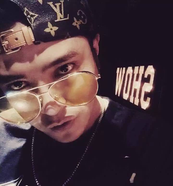 lvsupreme联名款牛仔外套,lv衣服上面有个supreme联名是真的吗