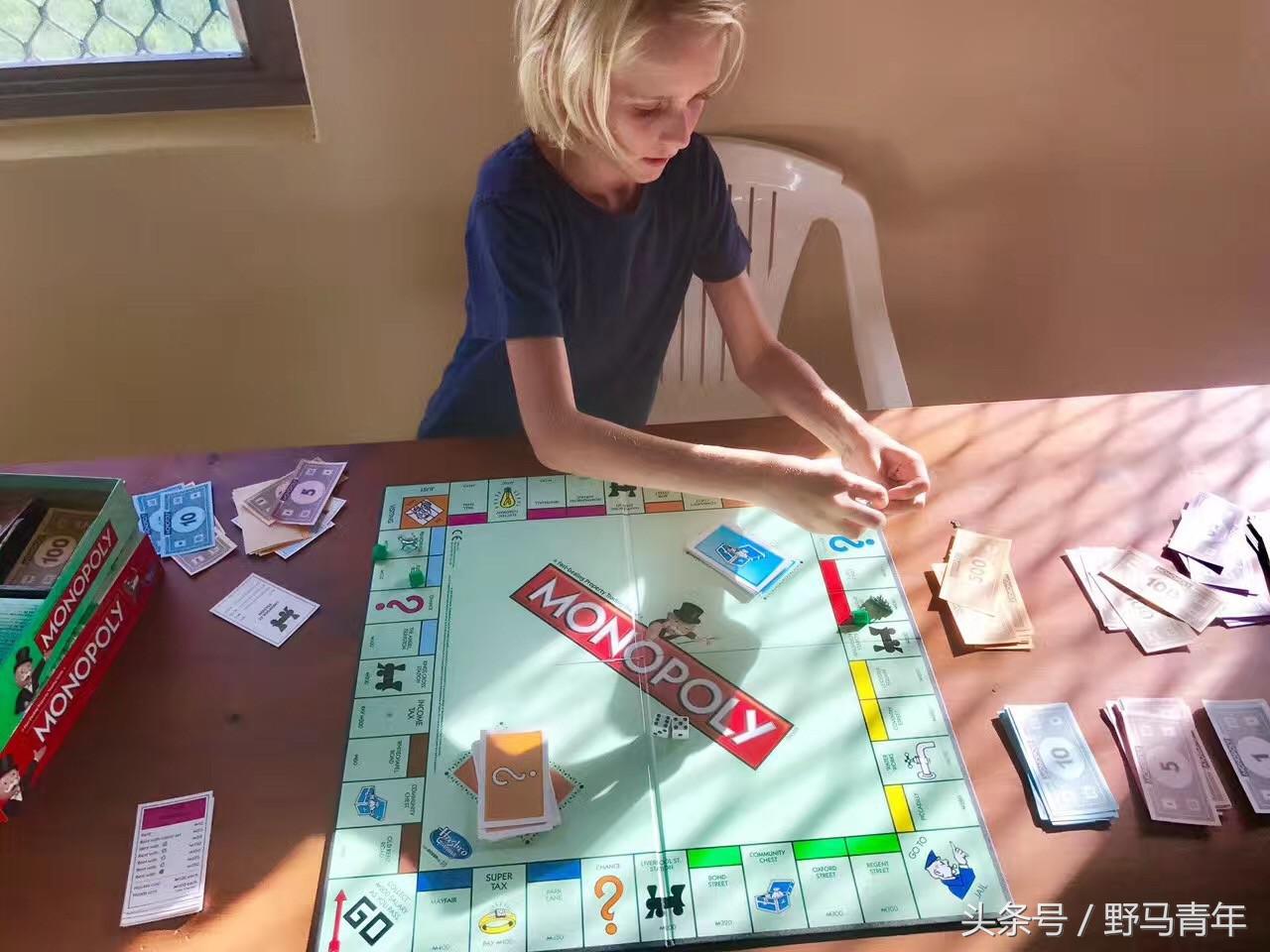 一个人拿着行李箱去旅行,一个人一个行李箱出发了