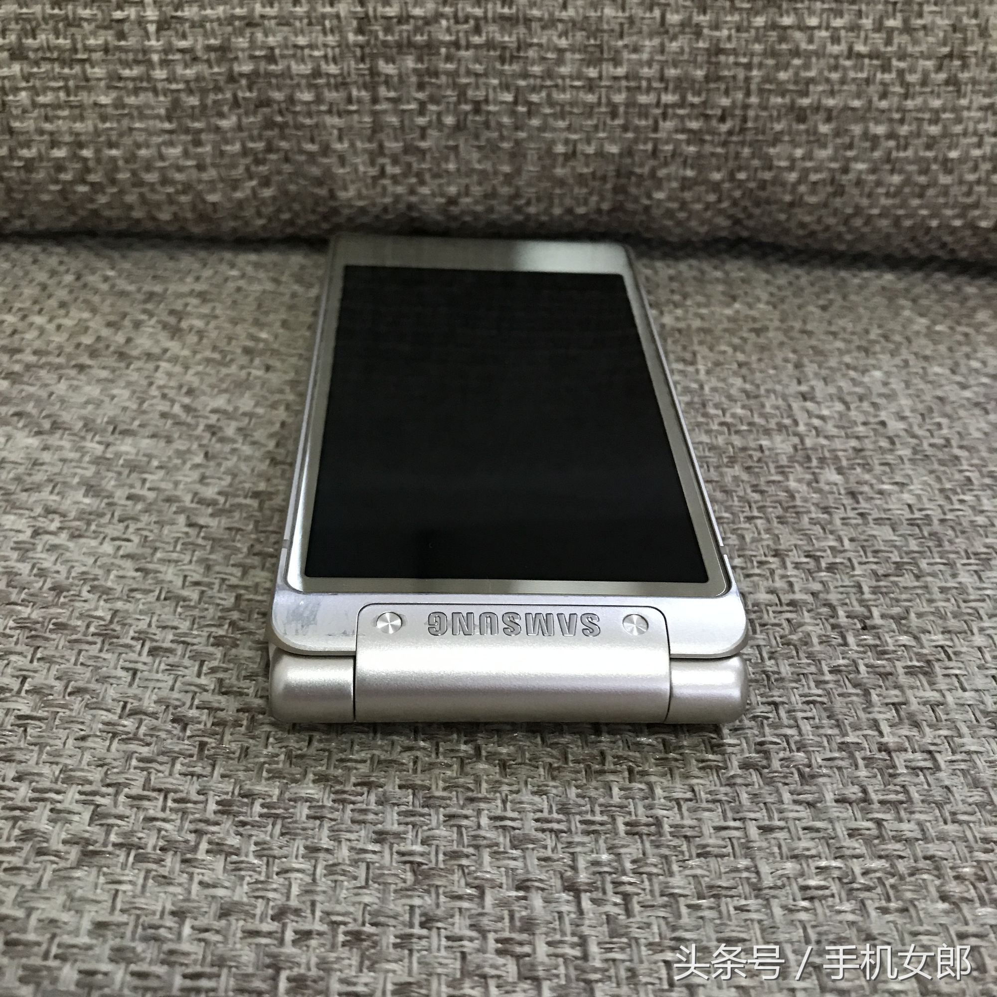 三星w2016翻盖手机,三星w2016翻盖手机当时多少钱