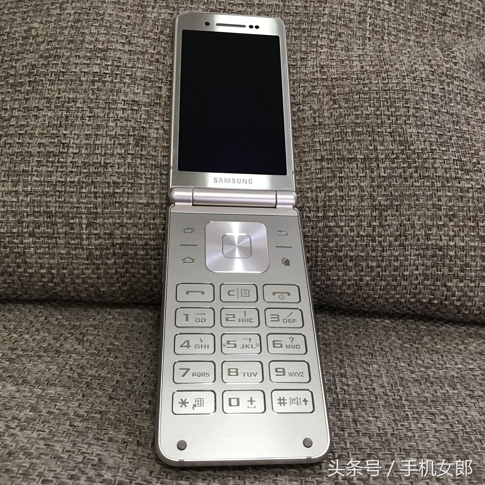 三星w2016翻盖手机,三星w2016翻盖手机当时多少钱