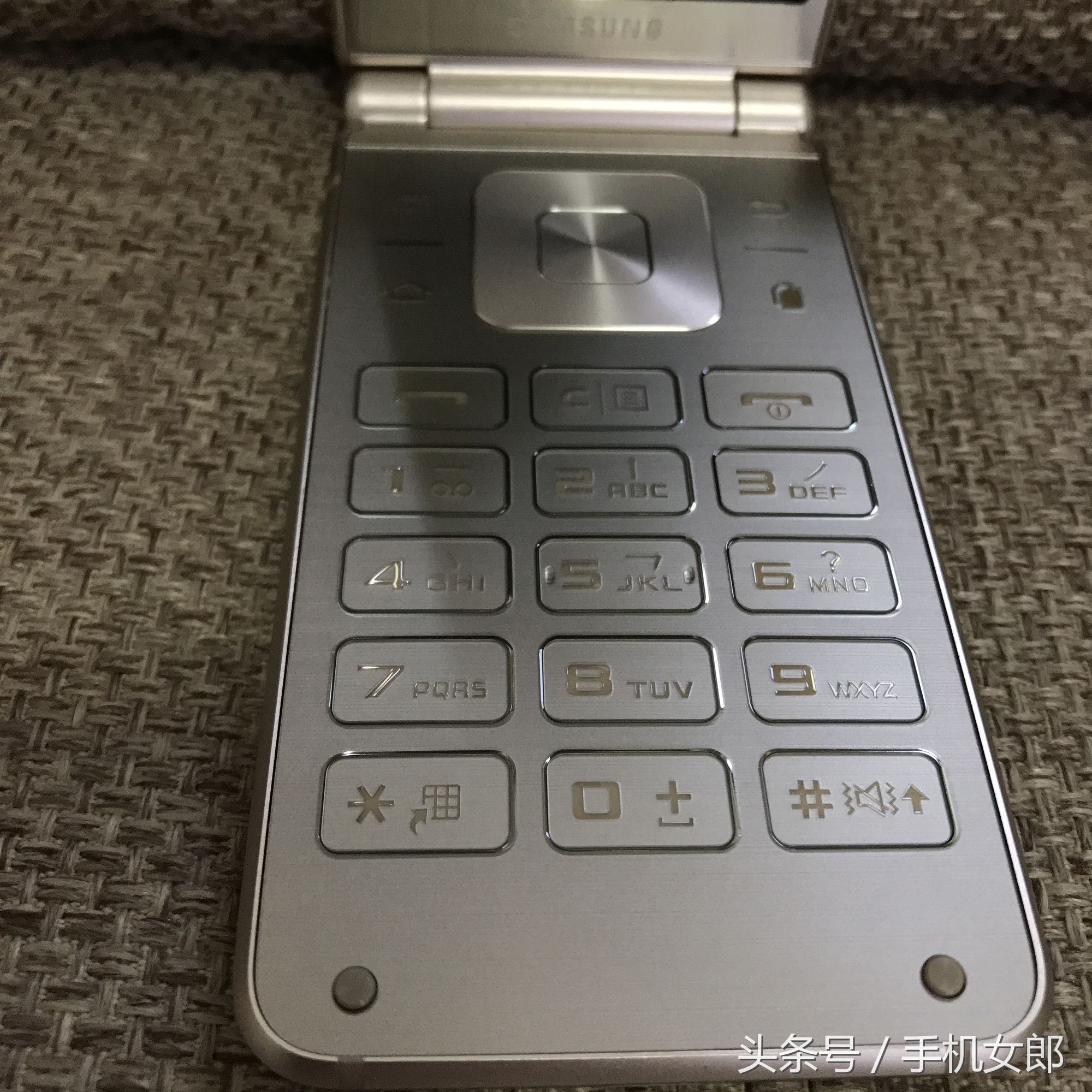 三星w2016翻盖手机,三星w2016翻盖手机当时多少钱