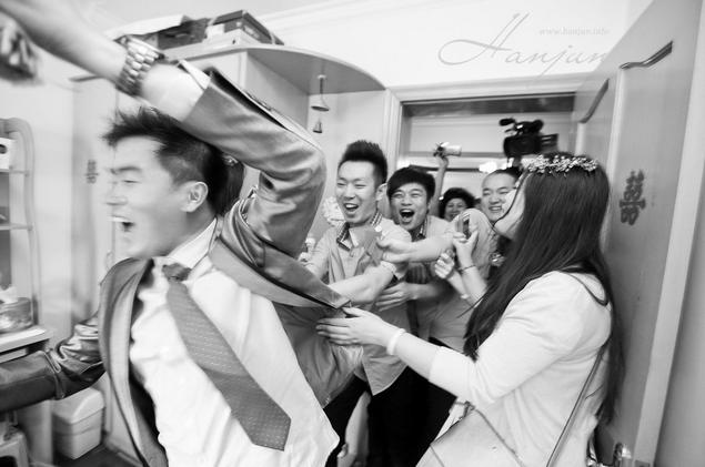 伴郎接亲堵门幽默问题,婚礼接亲堵门爆笑名场面
