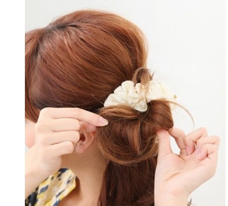 扎头发花苞头教程图解,花苞头的简单扎法蓬松中长发