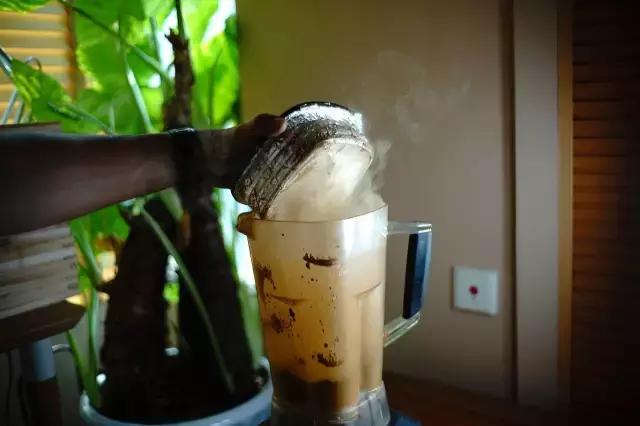 眉弯新月，慢绾青丝发