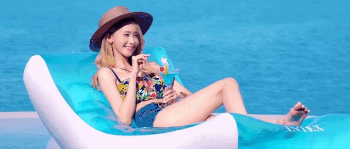 ‘’先救妈！天热，让我在水里待会！”‘’先救女朋友，让妈在水里待会！”