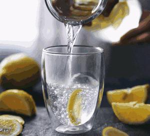 蜂蜜柠檬水白天喝皮肤会变黑吗,白天喝柠檬水被太阳晒了会变黑吗