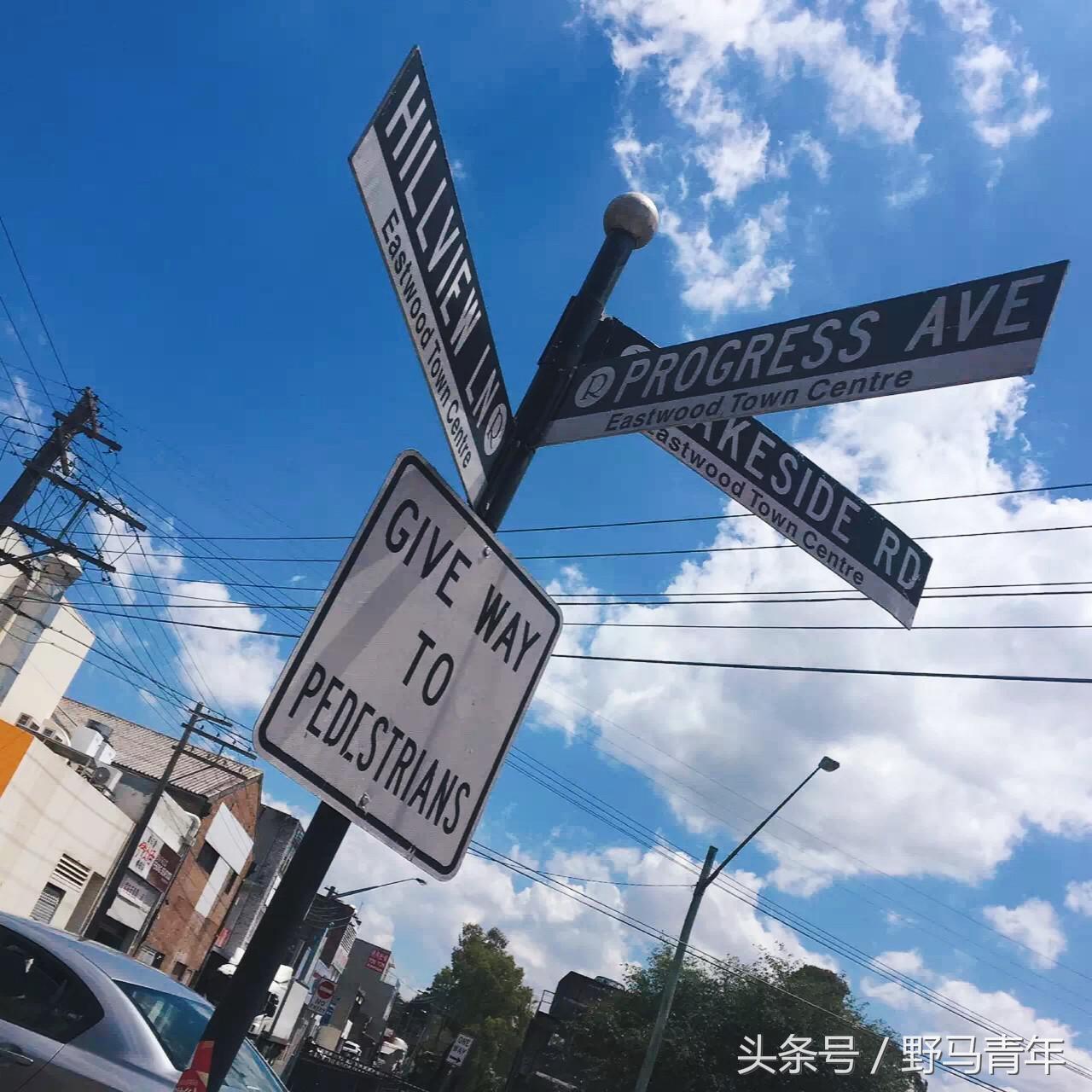 一个人拿着行李箱去旅行,一个人一个行李箱出发了