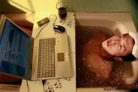 ‘’先救妈！天热，让我在水里待会！”‘’先救女朋友，让妈在水里待会！”