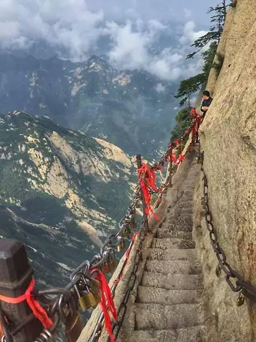 世界上最恐怖的栈道：由30多厘米宽的木板和条石搭建，上是悬崖绝壁，下是万丈深渊，仅靠一条铁索作为抓手