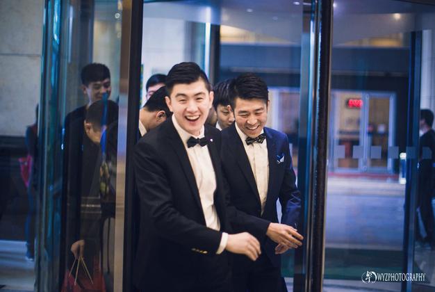 伴郎接亲堵门幽默问题,婚礼接亲堵门爆笑名场面