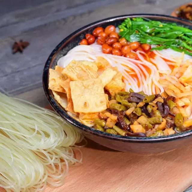 随时随地一壶热水就能吃上的美味螺蛳粉，我们帮你找好了！饿了么？