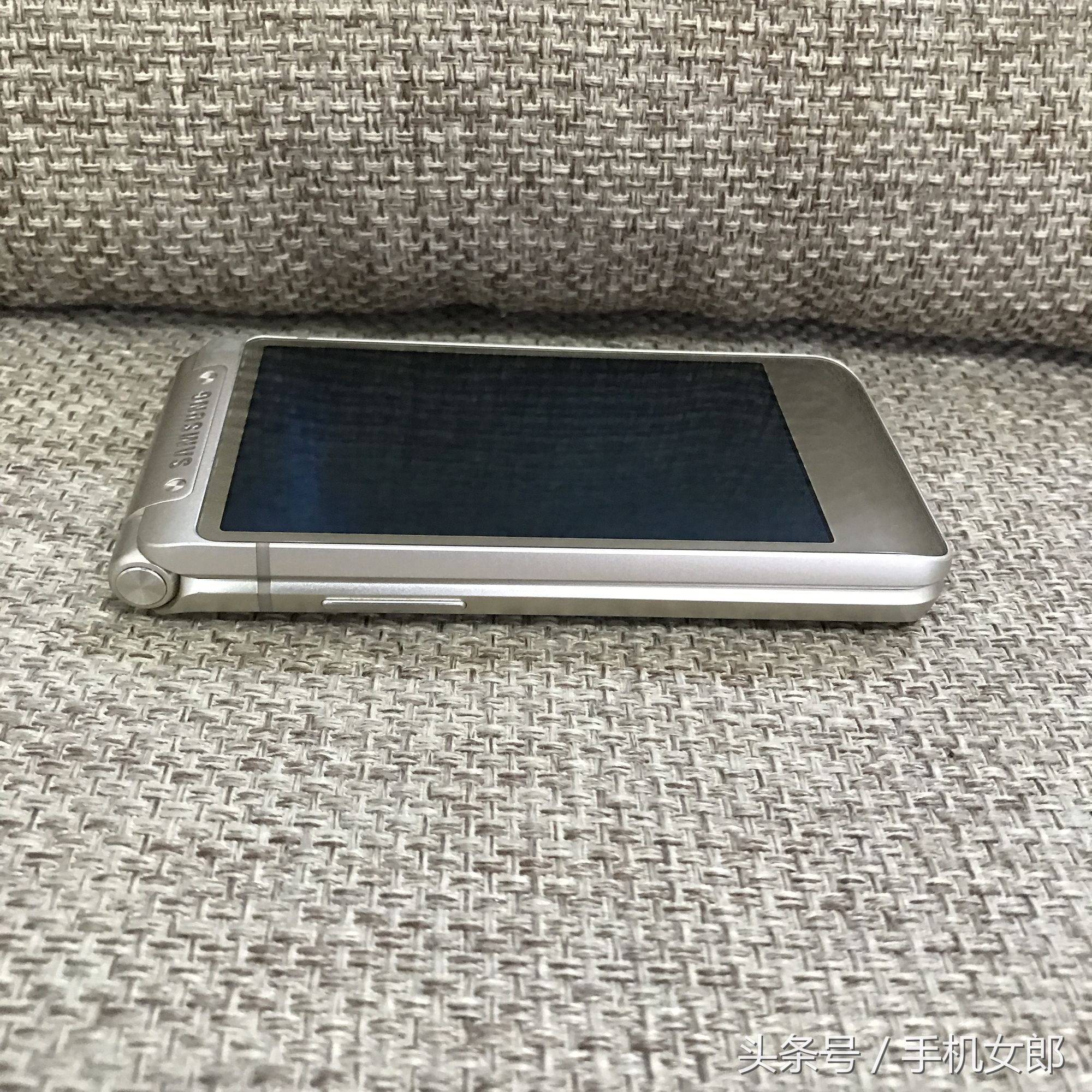 三星w2016翻盖手机,三星w2016翻盖手机当时多少钱