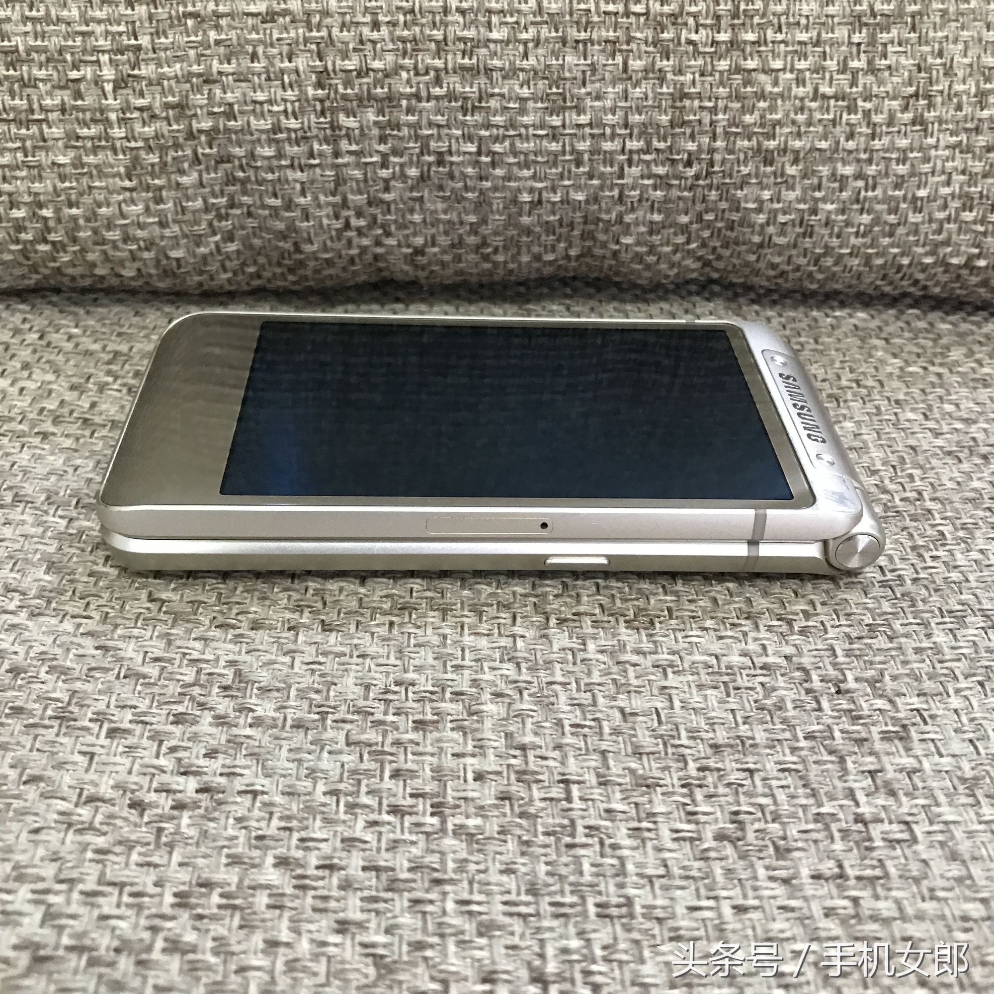 三星w2016翻盖手机,三星w2016翻盖手机当时多少钱